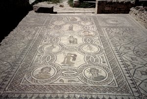 Gods en godinnen, van de vloer van de hoofdruimte van een huis door Roman
